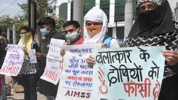 क्यों नहीं रुक रही रेप की घटनाएं, काटजू ने ये बताया