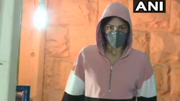 'मुंबई पुलिस ने रिया को इतनी छूट क्यों दी हुई है'