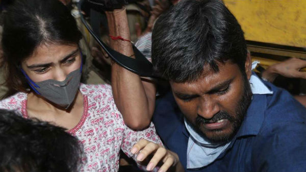 'मीडिया रिया पर गिद्धों की तरह झपट्टा मार रहा है'