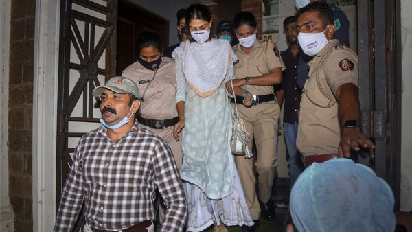 गिरफ्तारी के बाद रिया चक्रवर्ती के लिए दर्जनभर कलाकारों ने आंसू बहाए