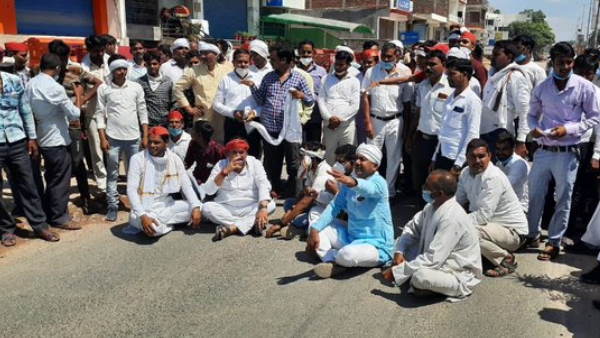 SP and BJP worker clashed during an election voting SP and BJP worker clashed during an election voting