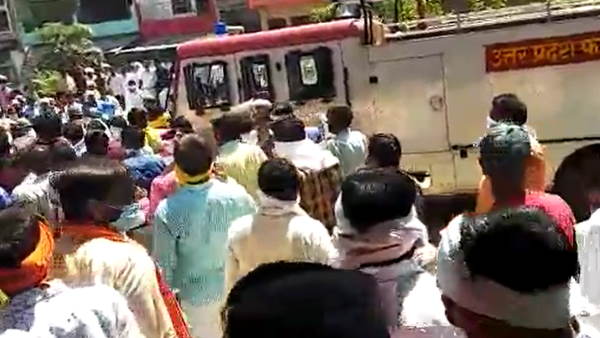 SP and BJP worker clashed during an election voting SP and BJP worker clashed during an election voting