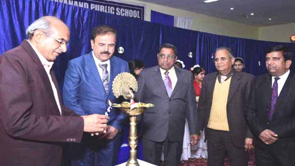 दसवीं की पढ़ाई के दौरान हुई शादी
