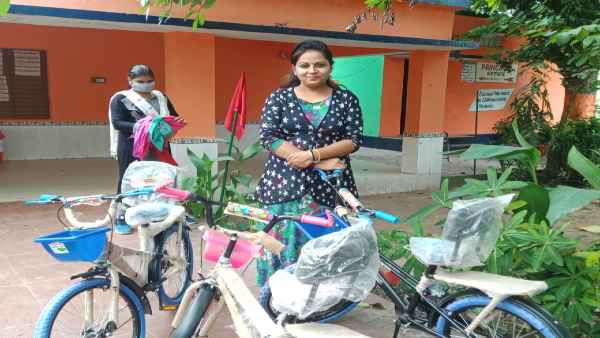बालिका शिक्षा को प्रोत्साहित करने के लिए खर्च कर दी अपनी सैलरी