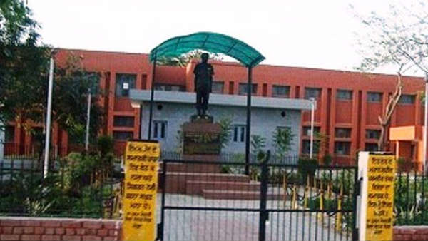 बस चार दिन का राशन और थोड़े से हथियार