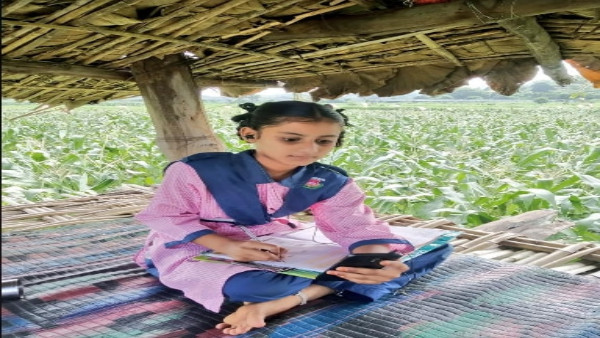 घर से कई किलोमीटर दूर खेत में बने मचान पर बैठकर कर पढ़ाई