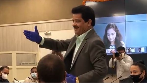udit narayan sing a song for up cm yogi adityanath during meeting on film city project udit narayan sing a song for up cm yogi adityanath during meeting on film city project