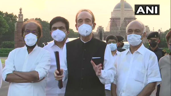विपक्ष ने राष्ट्रपति से मिलकर की कृषि विधेयकों वापस लौटाने की मांग: गुलाम नबी आजाद विपक्ष ने राष्ट्रपति से मिलकर की कृषि विधेयकों वापस लौटाने की मांग: गुलाम नबी आजाद