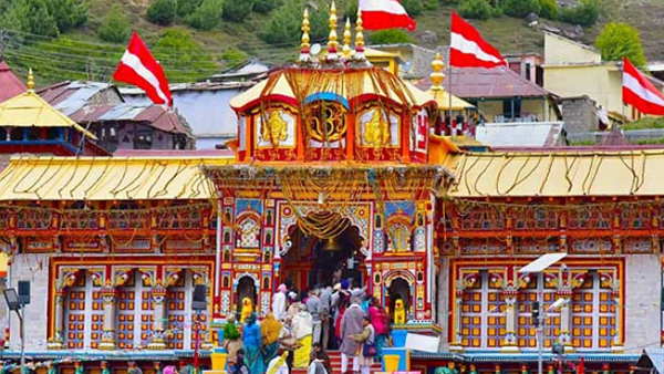 बदरीनाथ धाम की ऊंची पहाडि़यों पर हुई बर्फबारी