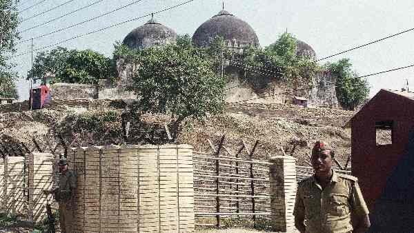 एक साल पहले ही जज एसके यादव का कार्यकाल बढ़ाया गया था