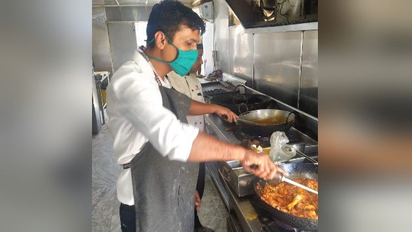 होटलों में रहते हुए ही की पढ़ाई