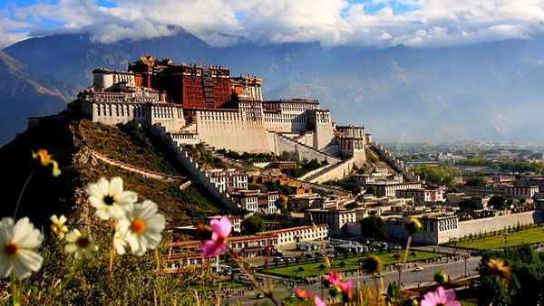 तिब्बत की धार्मिक और सांस्कृतिक पहचान मिटाने की साजिश