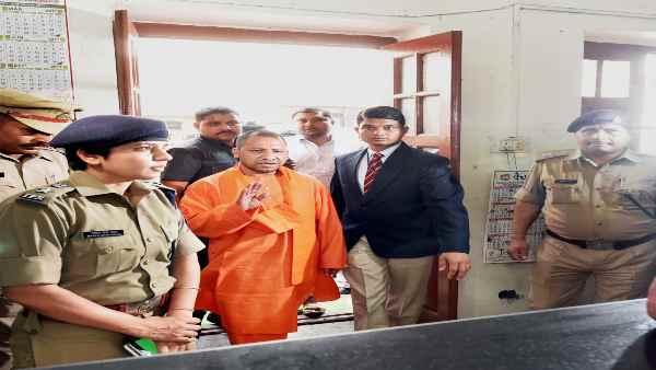 अलग-अलग आरोपों में गिरती रही गाज