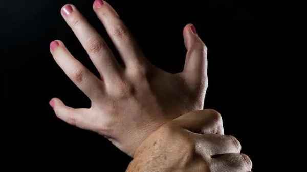 महिला ने सुनी एक तेज रफ्तार कार से लड़की की चीखने की आवाज