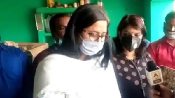 hathras case lawyer seema kushwaha meets victim family hathras case lawyer seema kushwaha meets victim family