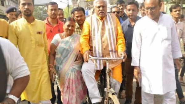 bihar assembly election 2020 agriculture minister prem kumar reached on booth by cycle bihar assembly election 2020 agriculture minister prem kumar reached on booth by cycle
