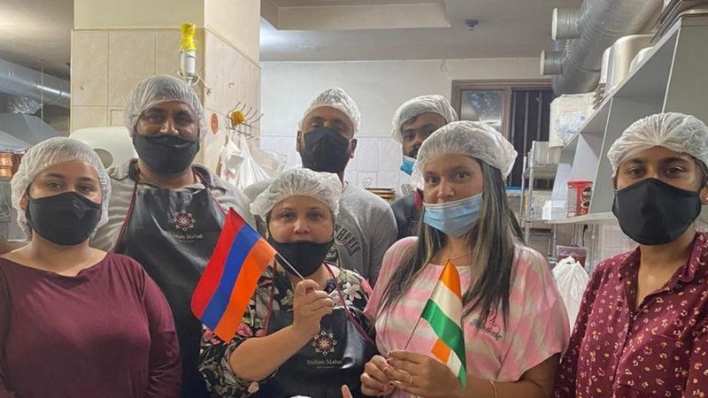 अज़रबैजान और आर्मीनिया की जंग: शरणार्थियों की मदद करता एक भारतीय परिवार अज़रबैजान और आर्मीनिया की जंग: शरणार्थियों की मदद करता एक भारतीय परिवार