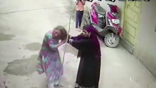 घटना गली में लगी सीसीटीवी कैमरे में कैद हो गई