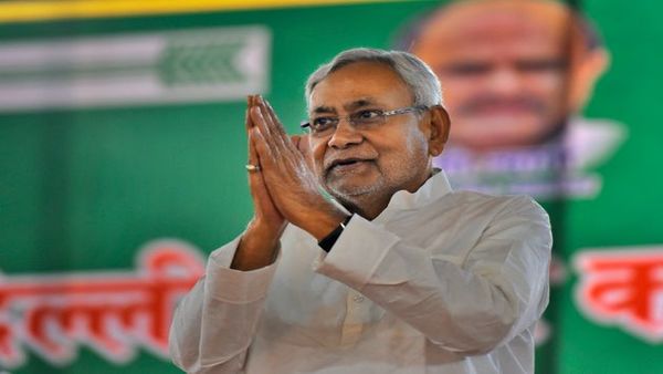 इतने बेचैन कभी न थे नीतीश, तेजस्वी के जन्म पर उठा दिए सवाल इतने बेचैन कभी न थे नीतीश, तेजस्वी के जन्म पर उठा दिए सवाल