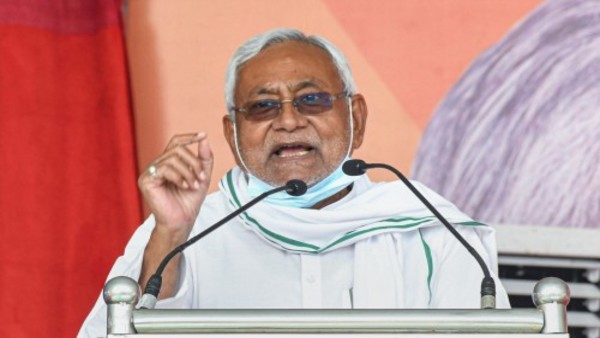 नीतीश हॉर्डिंग्स से गायब भी हुए, लौटे भी