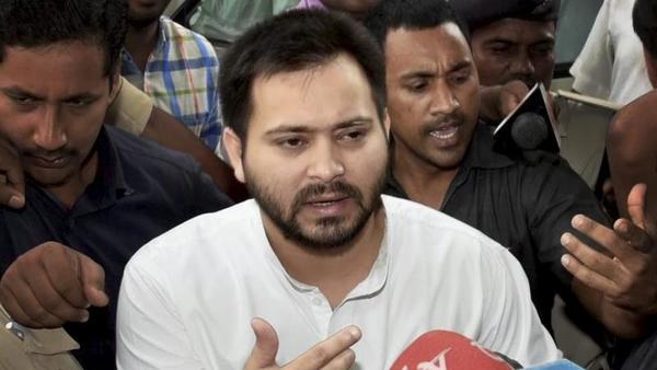 इतने बेचैन कभी न थे नीतीश, तेजस्वी के जन्म पर उठा दिए सवाल इतने बेचैन कभी न थे नीतीश, तेजस्वी के जन्म पर उठा दिए सवाल
