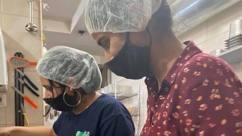 अज़रबैजान और आर्मीनिया की जंग: शरणार्थियों की मदद करता एक भारतीय परिवार अज़रबैजान और आर्मीनिया की जंग: शरणार्थियों की मदद करता एक भारतीय परिवार