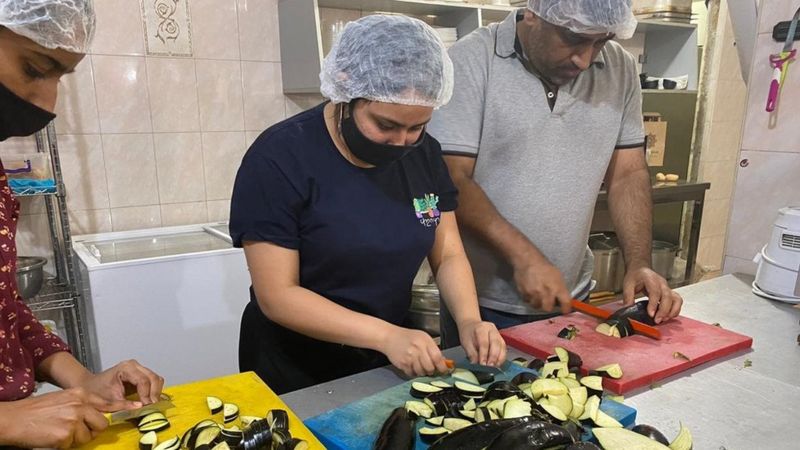 अज़रबैजान और आर्मीनिया की जंग: शरणार्थियों की मदद करता एक भारतीय परिवार अज़रबैजान और आर्मीनिया की जंग: शरणार्थियों की मदद करता एक भारतीय परिवार