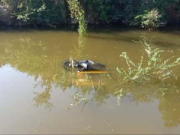 a auto rickshaw falls in deep pond, three child dies a auto rickshaw falls in deep pond, three child dies