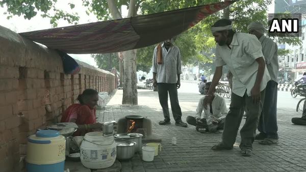 नहीं मानी हार, गरीबों को खाना खिलाना शुरू किया