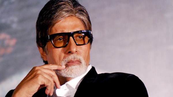 जन्मदिन पर शुभकामनाएं देने जलसा पहुंचे फैंस