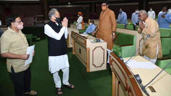 केंद्रीय कानूनों में दखल देने की कोशिश कर रही कांग्रेस-राठौड़