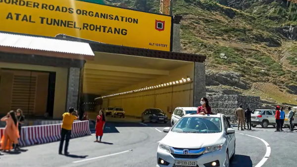 3 accidents in 72 hours as drivers rush in to race for selfies in Atal tunnel 3 accidents in 72 hours as drivers rush in to race for selfies in Atal tunnel