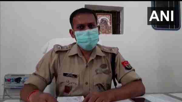 Banda: Man beheads wife, surrenders at Baberu Police Station Banda: Man beheads wife, surrenders at Baberu Police Station
