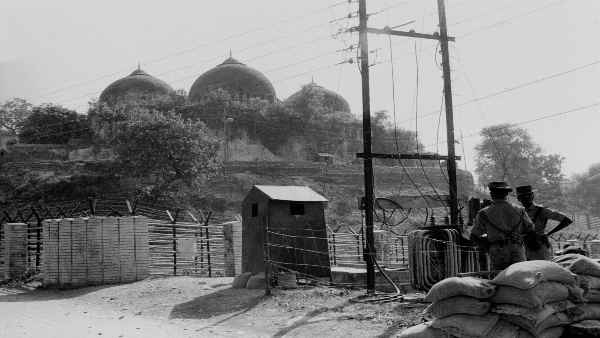 कुछ अराजक तत्वों ने गिराई बाबरी मस्जिद