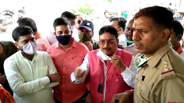 hindu organisations protest in bareilly after girl marry with muslim boy video viral hindu organisations protest in bareilly after girl marry with muslim boy video viral