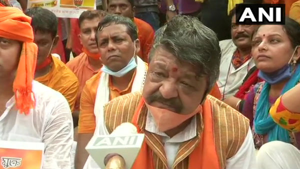 बीच सड़क बैठे विजयवर्गीय ने सीएम ममता पर लगाए गंभीर आरोप बीच सड़क बैठे विजयवर्गीय ने सीएम ममता पर लगाए गंभीर आरोप