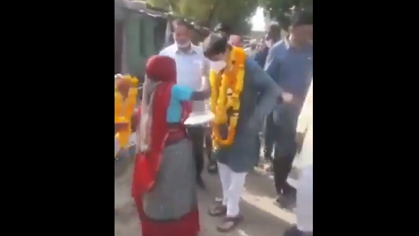 BJP MLA Akash Vijayvargiyas video of distributing notes to voters goes viral BJP MLA Akash Vijayvargiyas video of distributing notes to voters goes viral