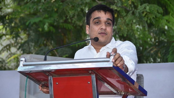 Congress Workers Throw the Garbage In Front Of Surat MLA Harsh Sanghavis Office Congress Workers Throw the Garbage In Front Of Surat MLA Harsh Sanghavis Office