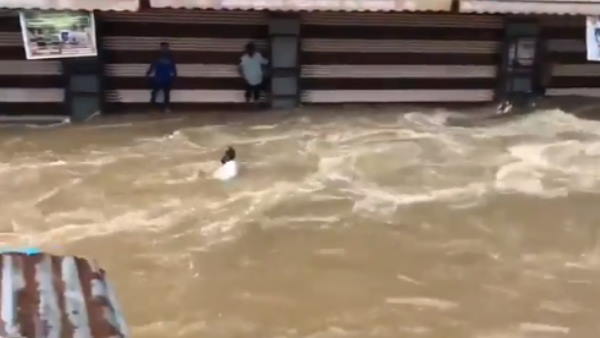 लोग चिल्लाते रह गए, शख्स बह गया