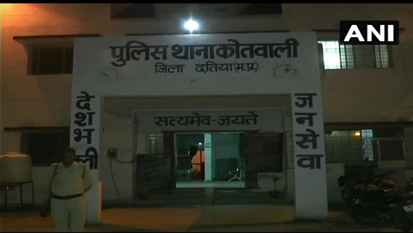 woman died by hanging herself from a tree near Datia Police Station woman died by hanging herself from a tree near Datia Police Station