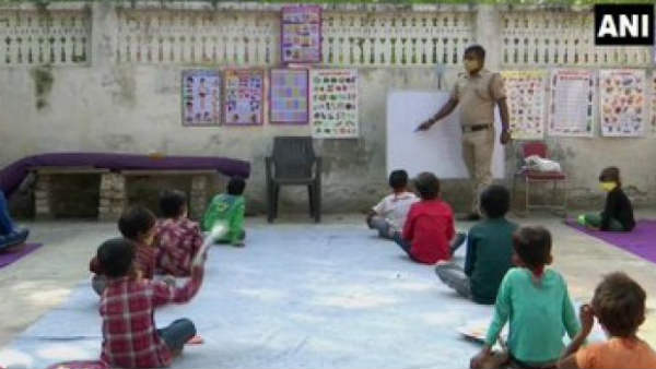 कोरोना काल में ऑनलाइन क्लास से वंचित गरीब बच्चों को पढ़ा रहा दिल्ली पुलिस का ये कॉन्सेटबल कोरोना काल में ऑनलाइन क्लास से वंचित गरीब बच्चों को पढ़ा रहा दिल्ली पुलिस का ये कॉन्सेटबल