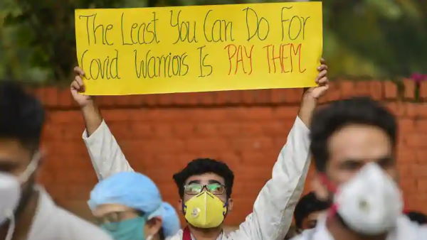 दिल्ली: हिंदू राव अस्पताल के डॉक्टर अनिश्चितकालीन भूख हड़ताल पर दिल्ली: हिंदू राव अस्पताल के डॉक्टर अनिश्चितकालीन भूख हड़ताल पर