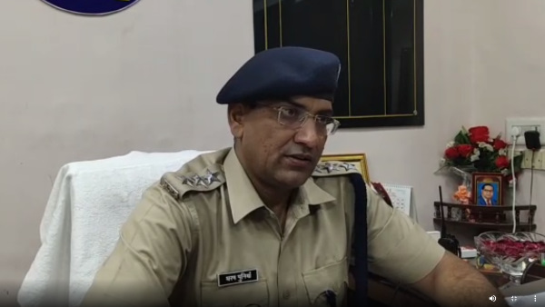 पुलिस को देख भागने की कोशिश