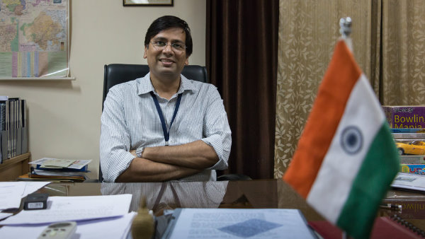 स्कूल में 16 के स्टाफ में से 5 ही उपस्थित