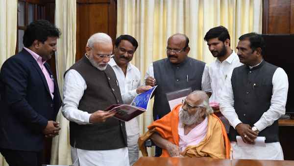 बंजारा समुदाय के धार्मिक गुरु रामराव महाराज का निधन, पीएम मोदी और अमित शाह ने दी श्रद्धांजलि बंजारा समुदाय के धार्मिक गुरु रामराव महाराज का निधन, पीएम मोदी और अमित शाह ने दी श्रद्धांजलि