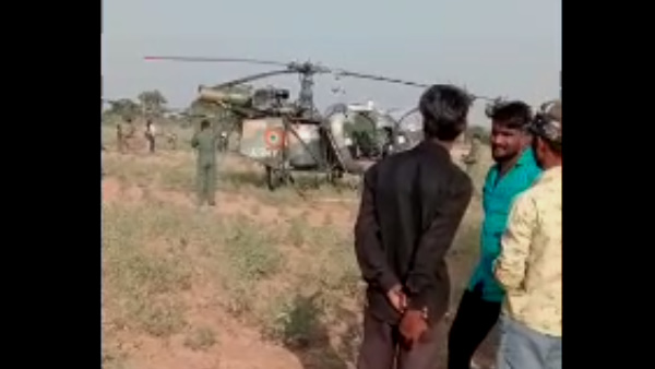 Emergency landing of army helicopter in the field of Jodhpur Emergency landing of army helicopter in the field of Jodhpur