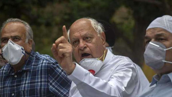 Farooq Abdullah was stopped by the administration from offering prayers at Srinagars Hazratbal Farooq Abdullah was stopped by the administration from offering prayers at Srinagars Hazratbal
