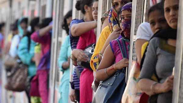 सुरक्षा बल के हेल्पलाइन नंबर 182 पर फोन करें