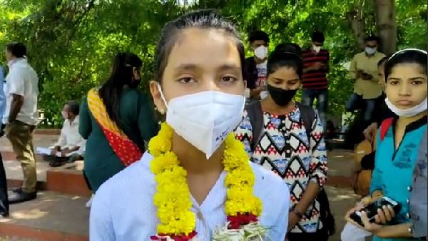 पुलिस ने डिटेइन किया, फिर 5 मिनट में छोड़ा