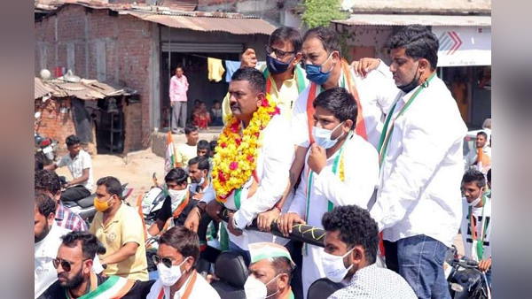 gujarat bypolls 2020: Congress leaders falls from a jeep in road show during election campaign, 3 injured gujarat bypolls 2020: Congress leaders falls from a jeep in road show during election campaign, 3 injured